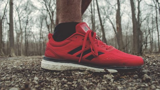 How to find running shoes that fit article featured image.